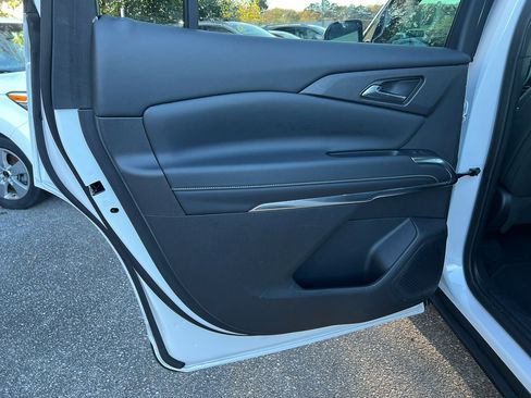 Used 2025 Chevrolet Traverse LT image 30