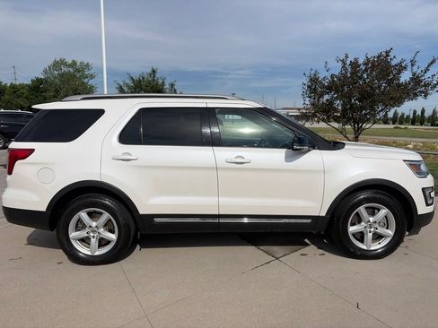 Used 2017 Ford Explorer XLT w/ Equipment Group 202A AWD/4WD image 21