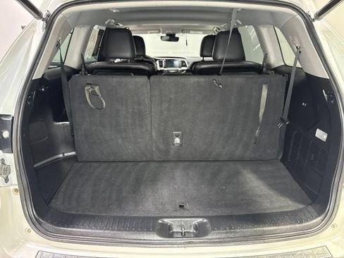 Used 2019 Toyota Highlander SE AWD/4WD image 10