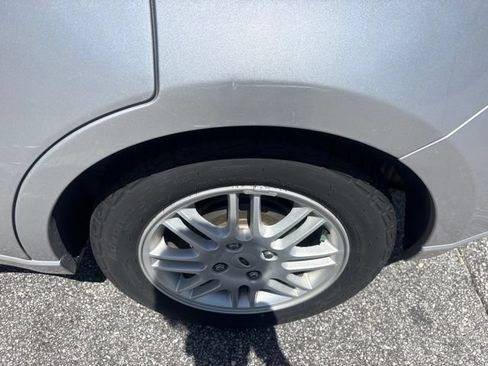 Used 2010 Ford Focus SE FWD image 4