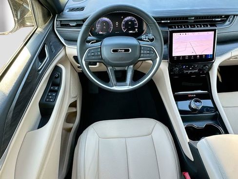 Used 2025 Jeep Grand Cherokee Limited w/ Luxury Tech Group II image 23