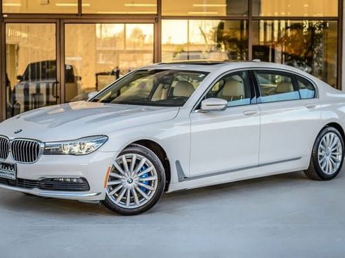 Used 2018 BMW 740i image 2
