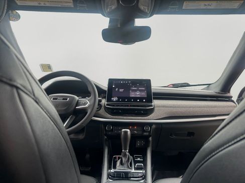 Used 2024 Jeep Compass Latitude image 10