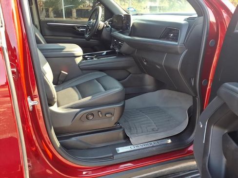 Used 2025 Chevrolet Suburban LT w/ Comfort Package RWD image 23