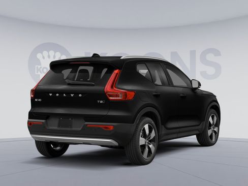 Used 2020 Volvo XC40 T4 Momentum image 2