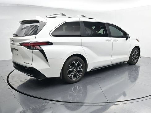 Used 2025 Toyota Sienna Platinum AWD/4WD image 8