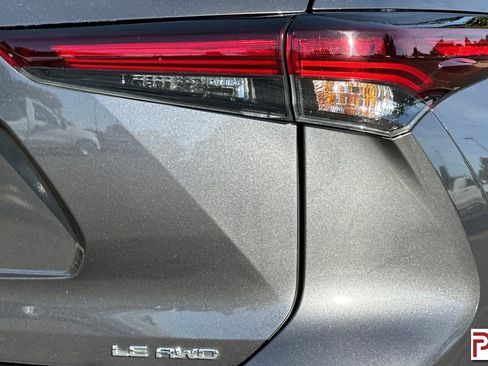 Used 2024 Toyota Highlander LE image 37