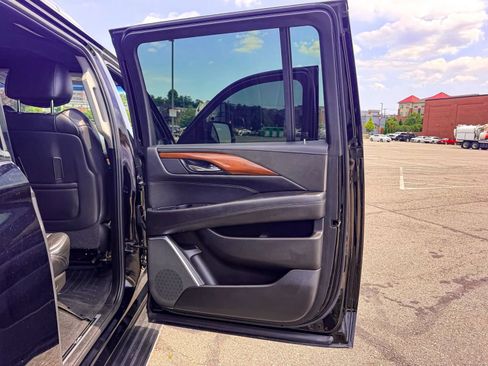 Used 2020 Cadillac Escalade ESV Luxury AWD/4WD image 12