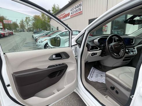 Used 2017 Chrysler Pacifica Touring-L FWD image 11