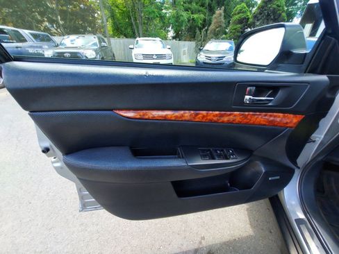 Used 2011 Subaru Outback 2.5i Limited w/ PWR Moonroof Pkg AWD/4WD image 8