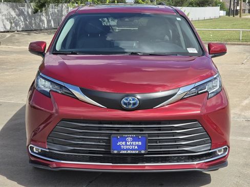 Used 2021 Toyota Sienna XLE FWD image 3