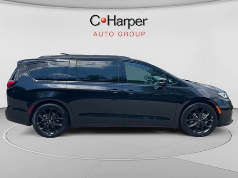 Used 2025 Chrysler Pacifica Limited FWD image 2