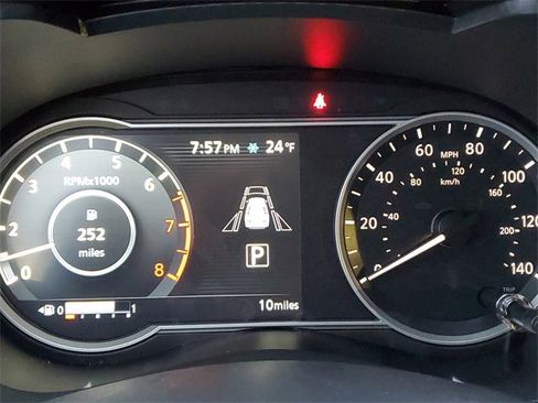 New 2025 Nissan Versa SR w/ Trunk Package image 7