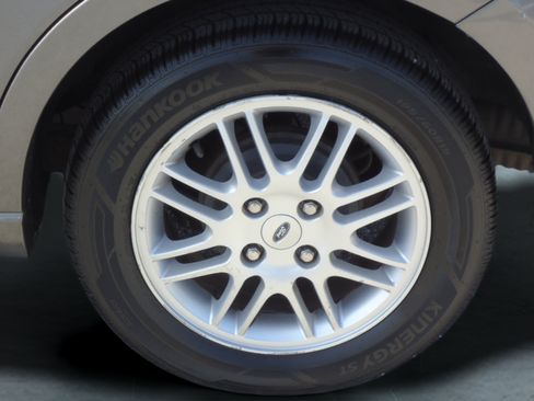 Used 2010 Ford Focus SE FWD image 9