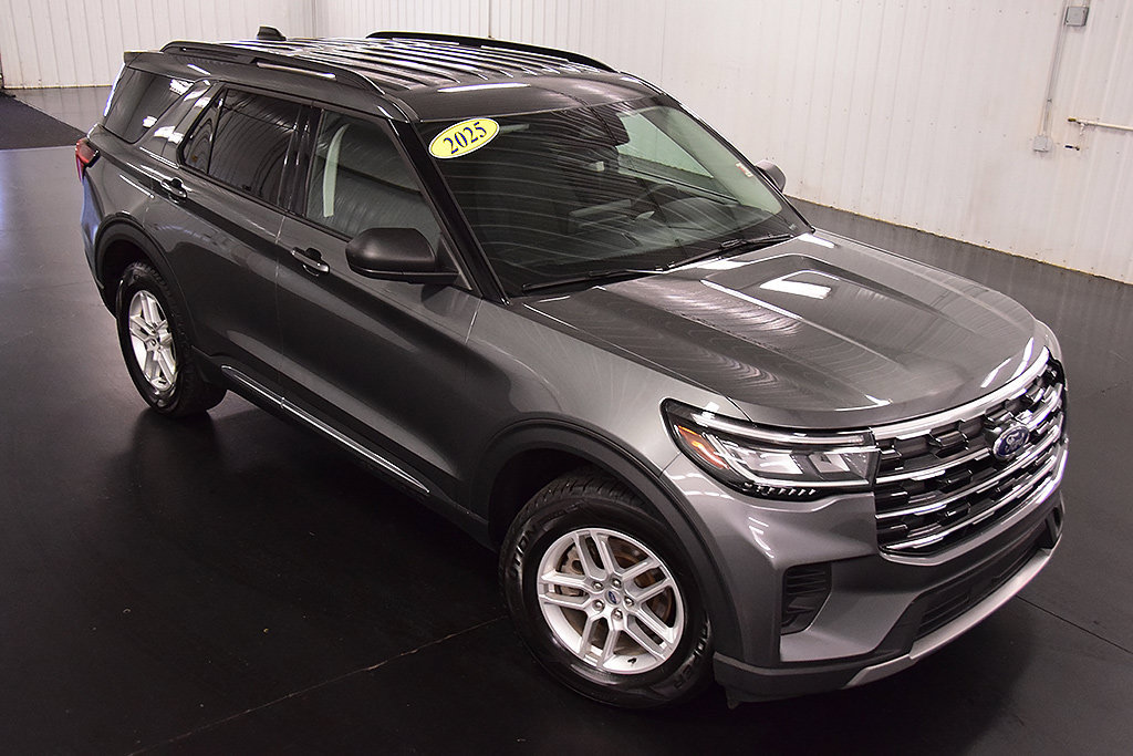 Used 2025 Ford Explorer Active AWD/4WD image 9