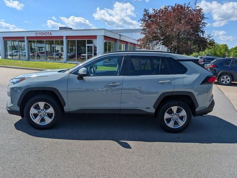Used 2022 Toyota RAV4 XLE w/ Convenience Package AWD/4WD image 2