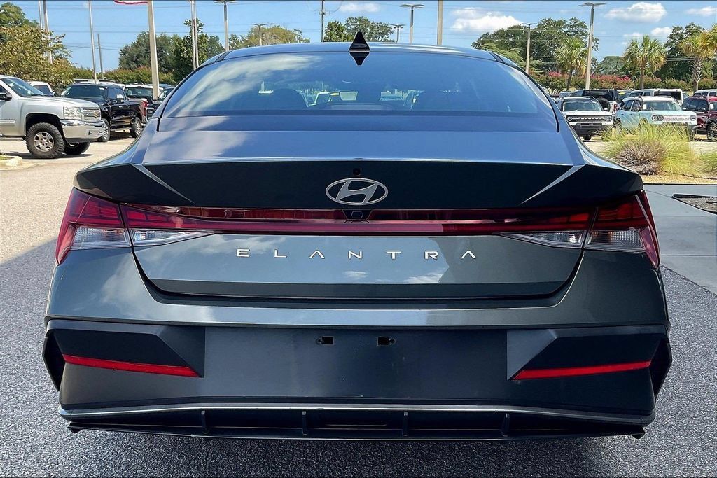Used 2025 Hyundai Elantra SEL FWD image 5