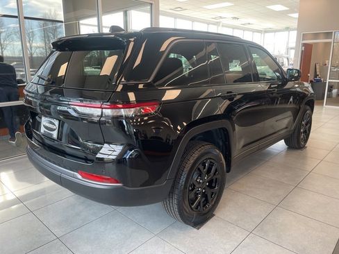 New 2026 Jeep Grand Cherokee Altitude image 4