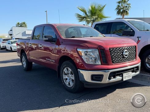 Used 2019 Nissan Titan SV image 2