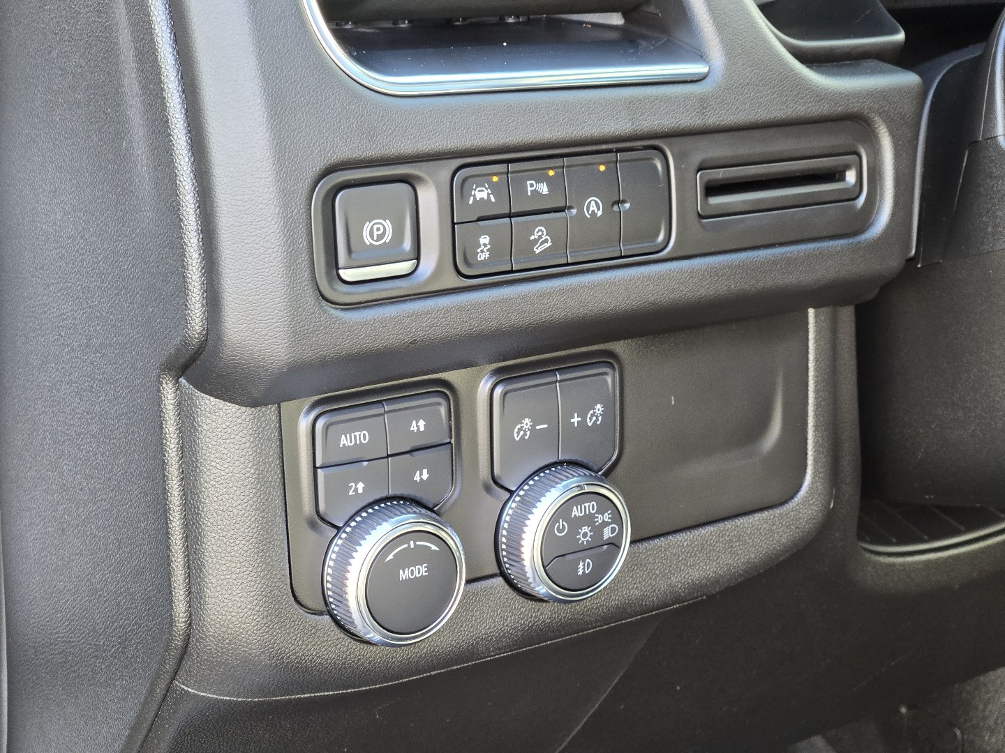 Used 2024 GMC Yukon AT4 AWD/4WD image 19