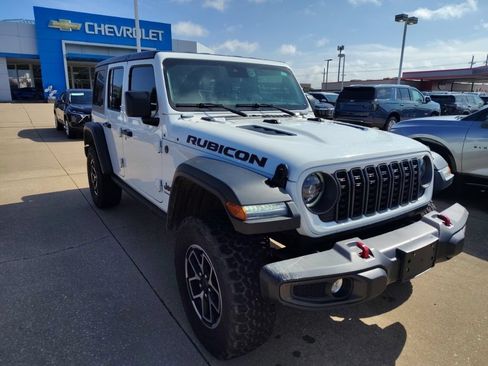 Used 2025 Jeep Wrangler Unlimited Rubicon AWD/4WD image 3