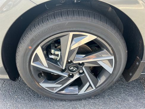 Used 2025 Hyundai Elantra Limited image 11