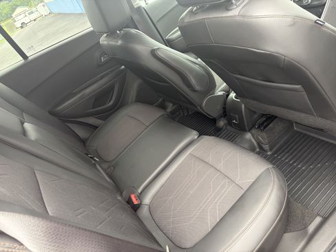 Used 2022 Chevrolet Trax LT w/ LT Convenience Package AWD/4WD image 8