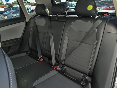 Used 2024 Volkswagen Taos SE w/ Panoramic Sunroof Package FWD image 17