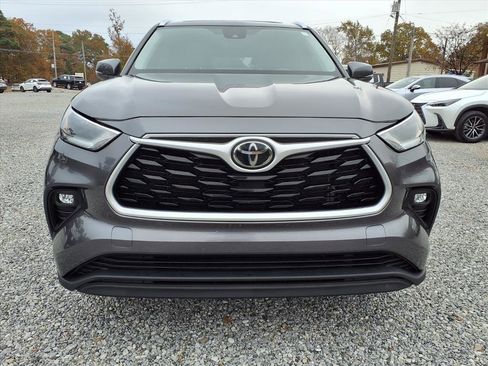 Used 2021 Toyota Highlander XLE image 4