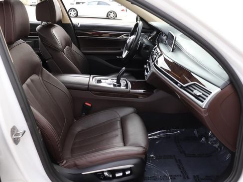 Used 2016 BMW 740i image 32