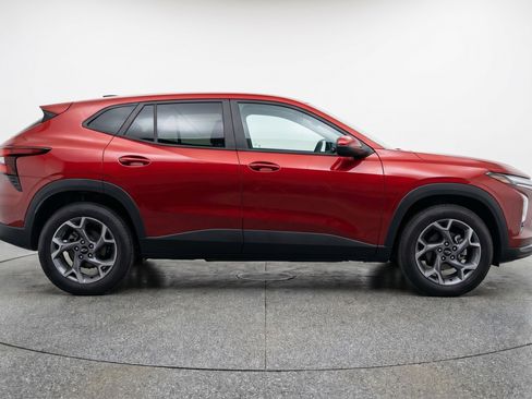 Used 2025 Chevrolet Trax LT image 11