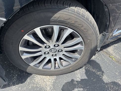 Used 2019 Toyota Sienna XLE FWD image 2