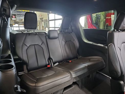 New 2026 Chrysler Pacifica Select image 12