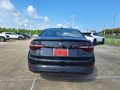 Used 2024 Volkswagen Jetta SE FWD image 6