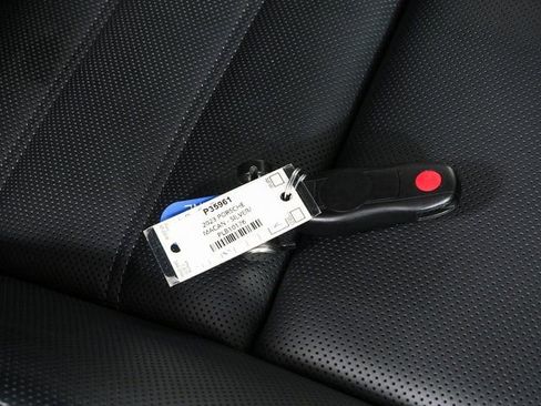 Certified 2023 Porsche Macan image 39