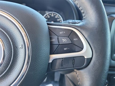 Used 2020 Jeep Renegade Latitude w/ Cold Weather Group image 32