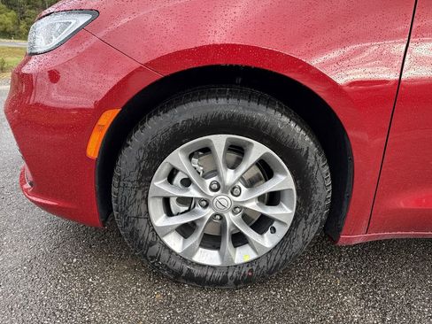New 2026 Chrysler Pacifica Limited FWD image 10