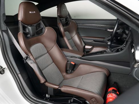 Used 2016 Porsche 911 R image 32