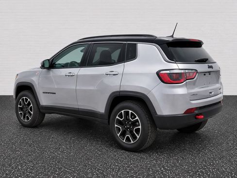 Used 2019 Jeep Compass Trailhawk AWD/4WD image 2