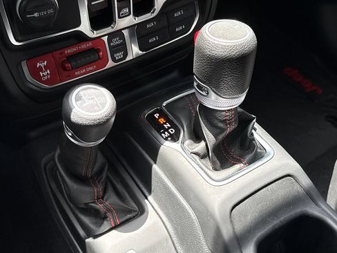 Used 2021 Jeep Gladiator Rubicon w/ Auxiliary Switch Group AWD/4WD image 28
