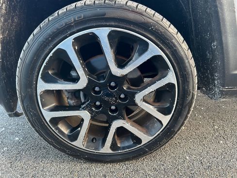 Used 2018 Jeep Grand Cherokee Limited image 32