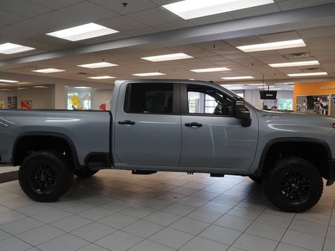 Used 2024 Chevrolet Silverado 2500 ZR2 w/ Technology Package AWD/4WD image 13