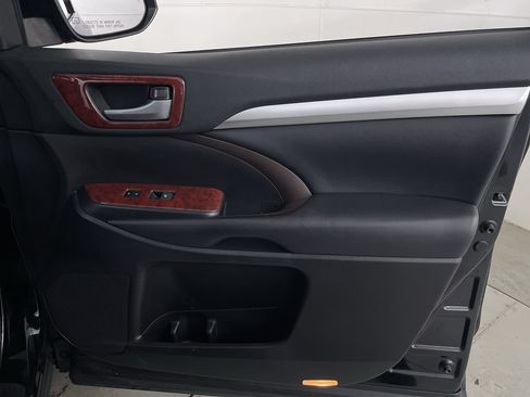 Used 2019 Toyota Highlander XLE AWD/4WD image 25