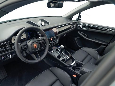 Certified 2026 Porsche Macan Turbo AWD/4WD image 4