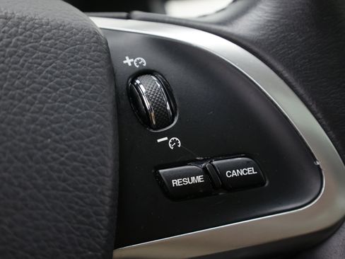 Used 2013 Jaguar XF RWD image 27