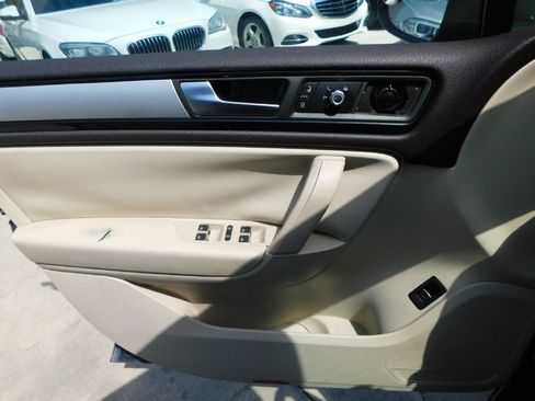 Used 2013 Volkswagen Touareg Sport image 32