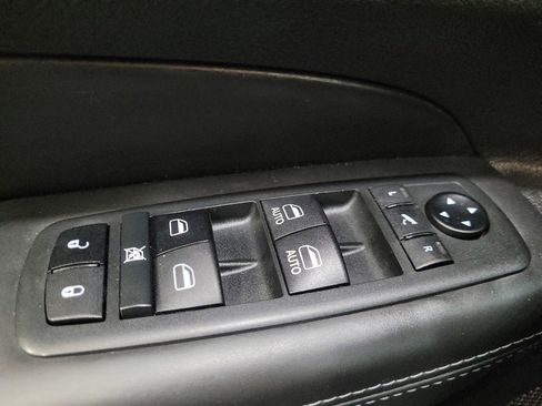 Used 2019 Jeep Grand Cherokee Overland AWD/4WD image 27