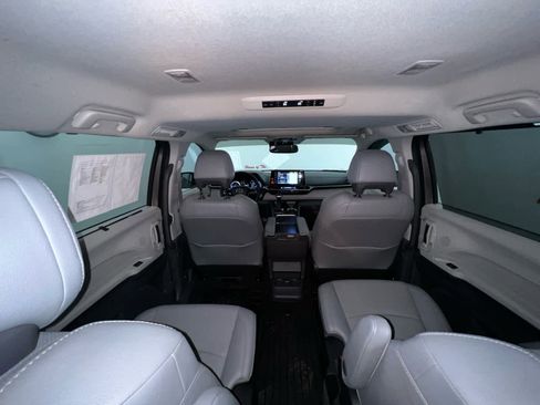 Used 2022 Toyota Sienna Limited FWD image 20
