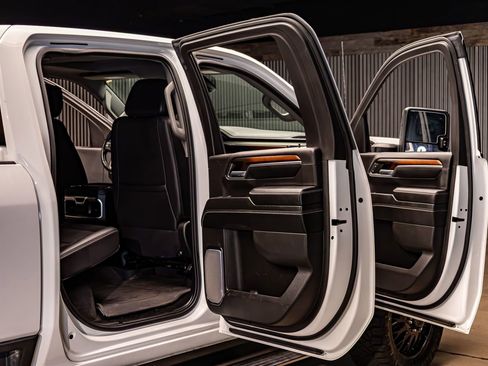 Used 2024 GMC Sierra 3500 Denali w/ Denali Reserve Package image 31