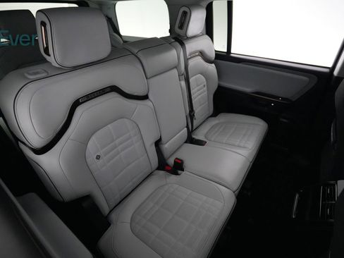 Used 2025 Rivian R1S Premium image 5